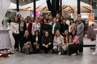 Hochzeitsmesse Friggen 2025 im Sauerland Gruppenfoto der Aussteller und Partner der Hochzeitsmesse Friggen 2025 in der Hochzeitslocation Friggen im Sauerland.