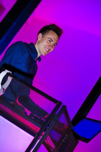 Hochzeits_DJ_Sauerland_Hochzeitsplanung_im_Januar_mit_NJ_Eventing Hochzeits-DJ Nico Japes von NJ-Eventing begleitet Hochzeitspaare im Sauerland, Siegerland und Hochsauerlandkreis bei der Hochzeitsplanung im Januar. Professionelle Musik, moderne Lichttechnik und persönliche Beratung für unvergessliche Hochzeiten.